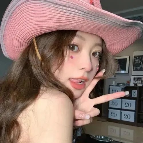 机场实拍：乐坛天后深夜密会神秘女子，经纪人连夜公关